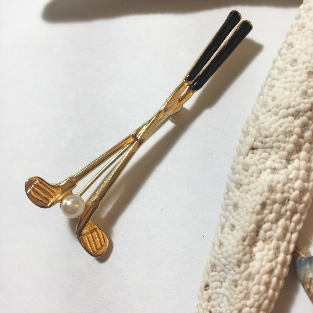 Golf club brooch